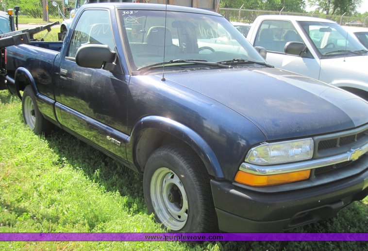 image for item 3819 1998 Chevrolet S10
