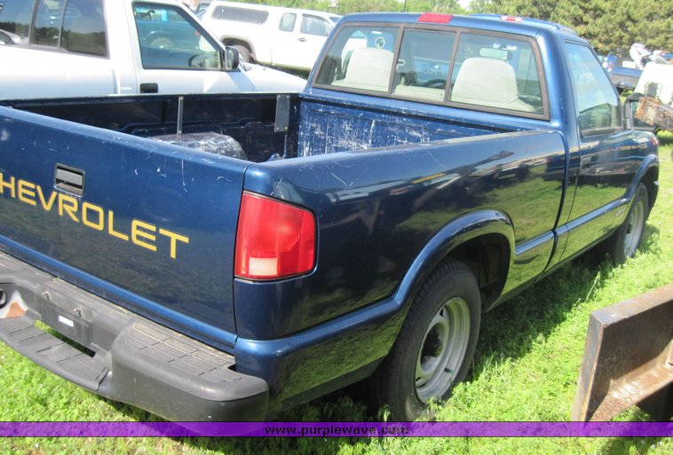 image for item 3819 1998 Chevrolet S10
