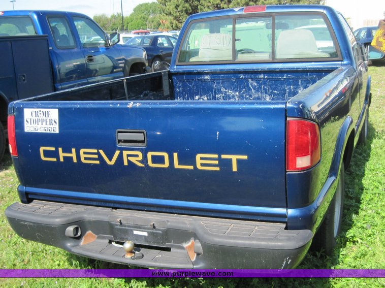 image for item 3820 1998 Chevrolet S10