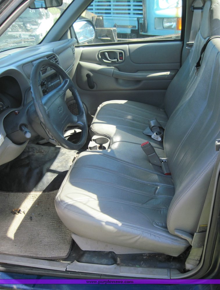 image for item 3820 1998 Chevrolet S10