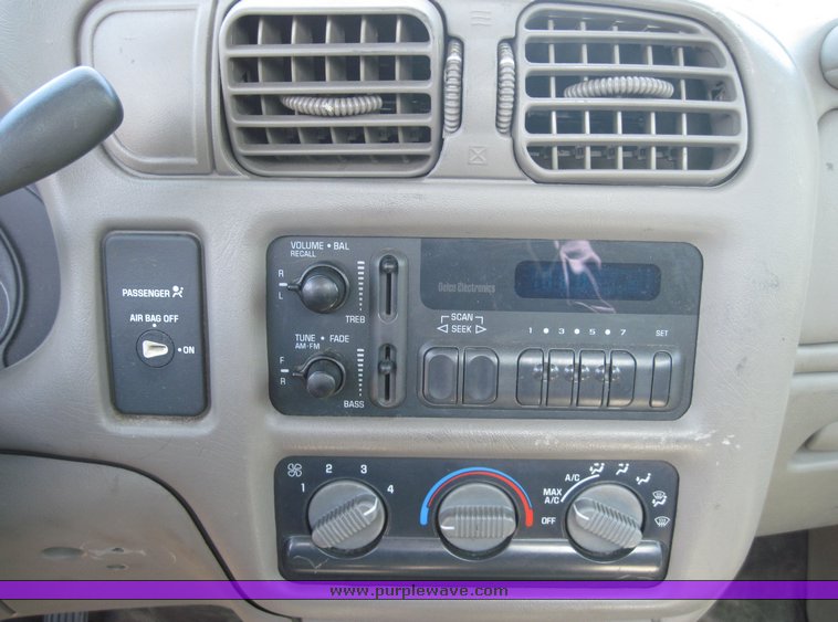 image for item 3820 1998 Chevrolet S10