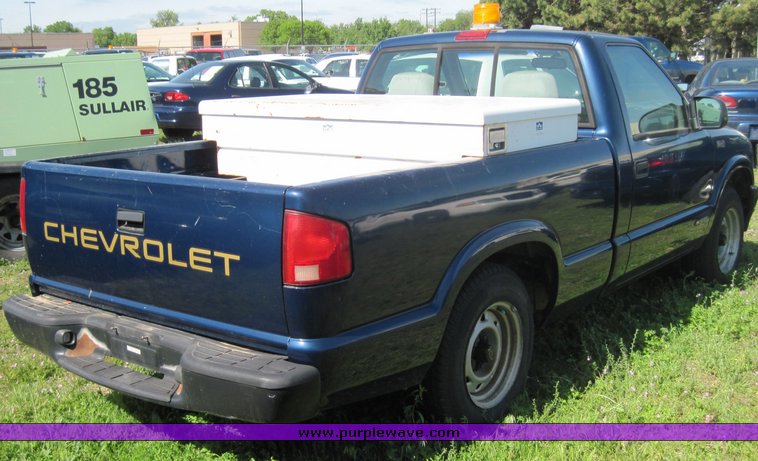 image for item 3821 1998 Chevrolet S10