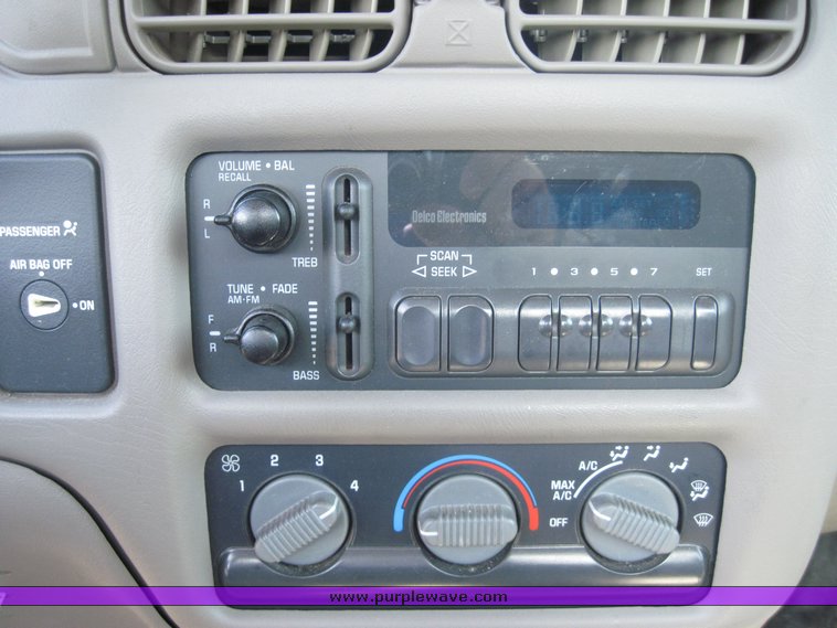 image for item 3821 1998 Chevrolet S10