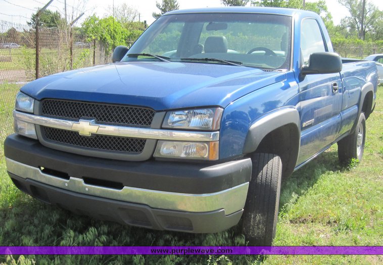 image for item 3823 2004 Chevrolet C2500HD Silverado pickup truck