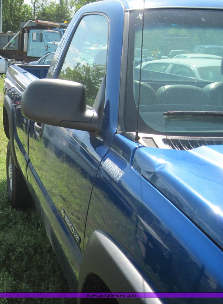 image for item 3823 2004 Chevrolet C2500HD Silverado pickup truck