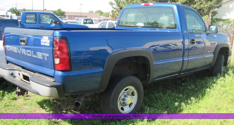 image for item 3823 2004 Chevrolet C2500HD Silverado pickup truck