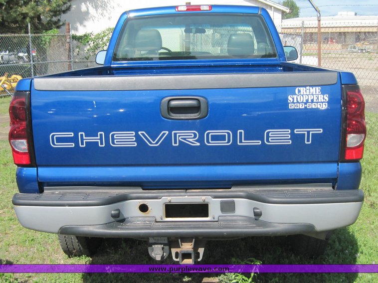 image for item 3823 2004 Chevrolet C2500HD Silverado pickup truck