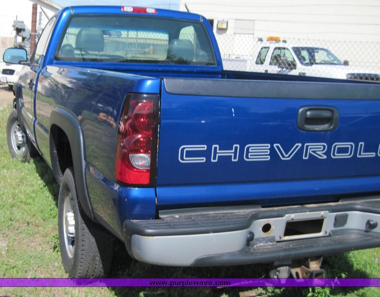 image for item 3823 2004 Chevrolet C2500HD Silverado pickup truck