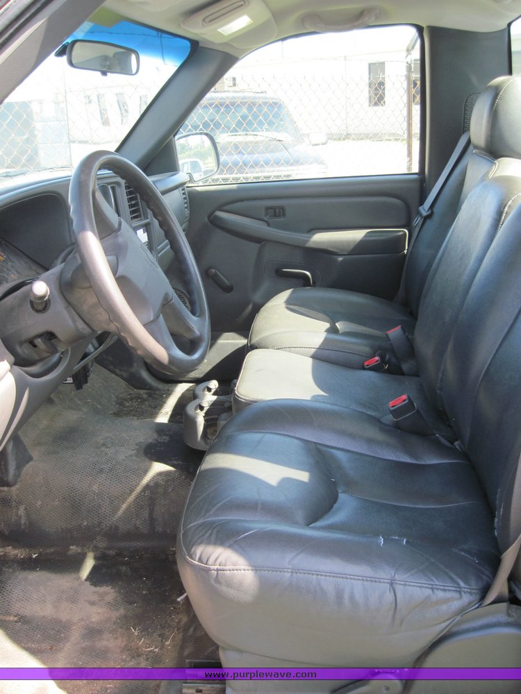 image for item 3823 2004 Chevrolet C2500HD Silverado pickup truck