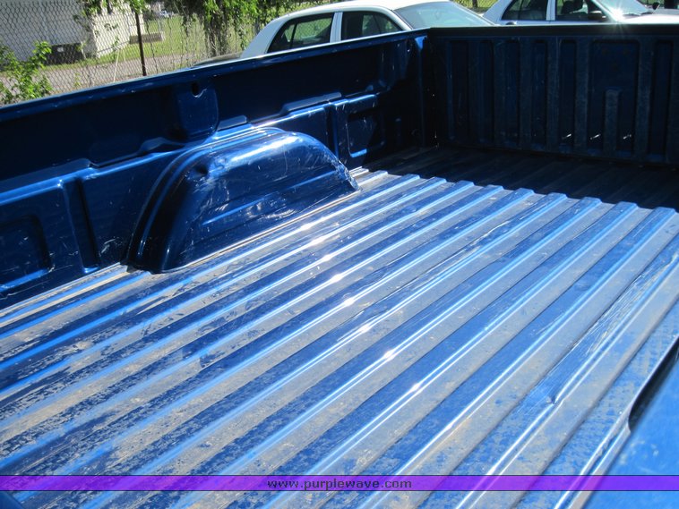 image for item 3823 2004 Chevrolet C2500HD Silverado pickup truck