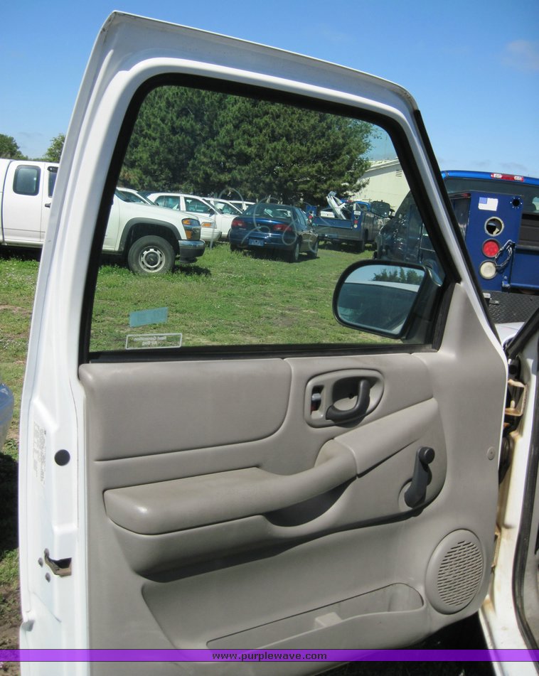 image for item 3829 1999 Chevrolet S10