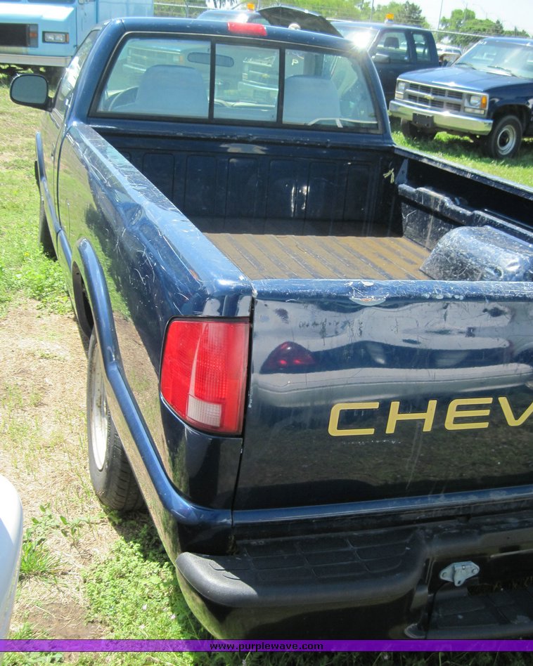 image for item 3847 1998 Chevrolet S10