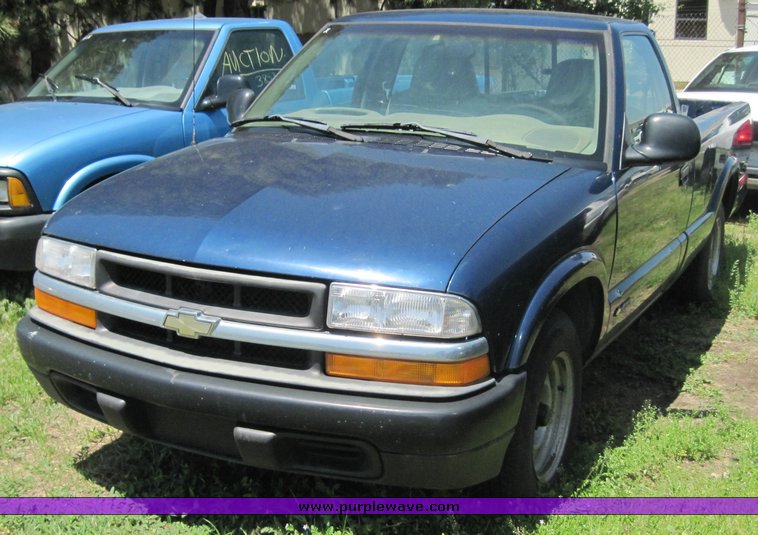 image for item 3852 1998 Chevrolet S10
