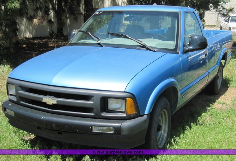 image for item 3853 1997 Chevrolet S10