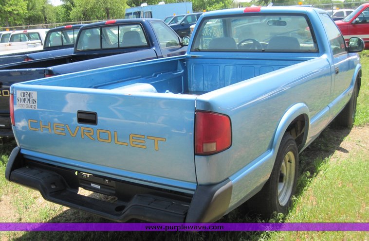 image for item 3853 1997 Chevrolet S10