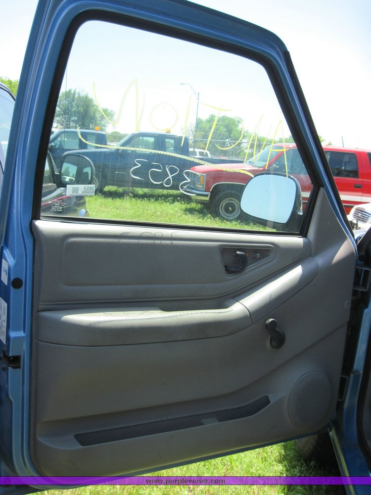 image for item 3853 1997 Chevrolet S10