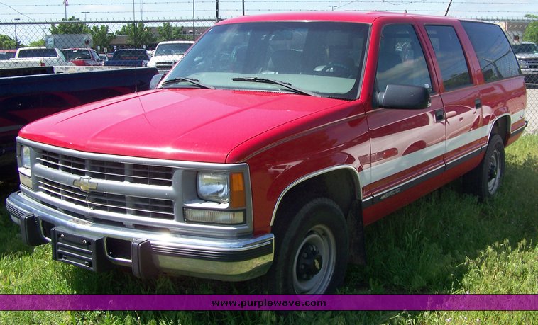 image for item 3855 1999 Chevrolet C2500 Suburban