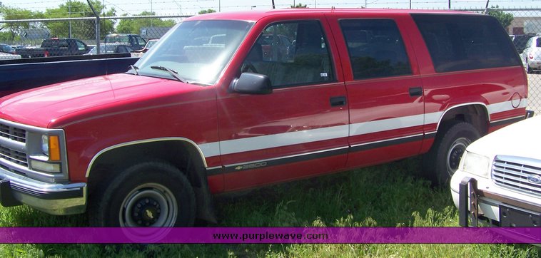 image for item 3855 1999 Chevrolet C2500 Suburban