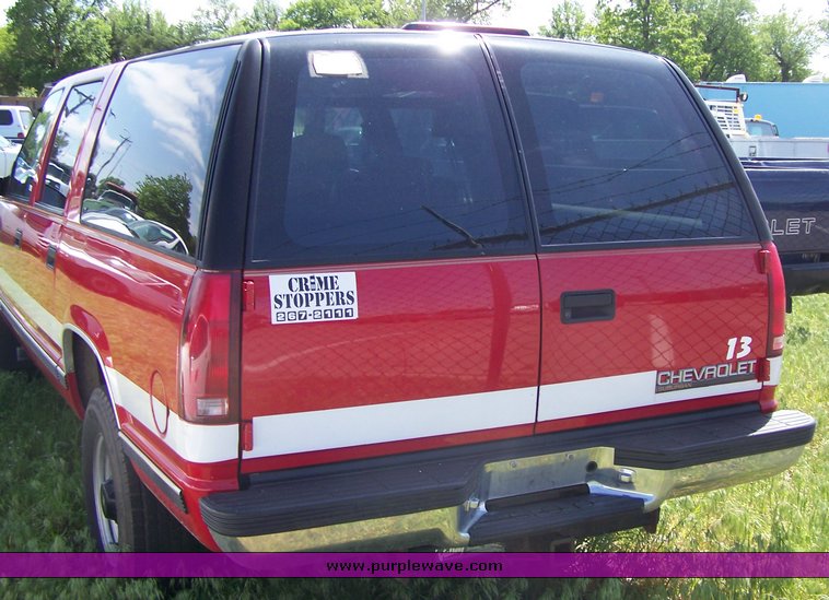 image for item 3855 1999 Chevrolet C2500 Suburban