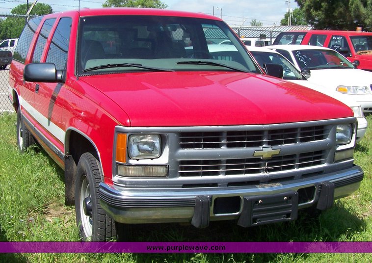 image for item 3855 1999 Chevrolet C2500 Suburban