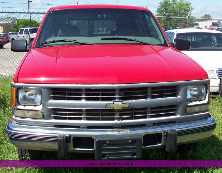 image for item 3855 1999 Chevrolet C2500 Suburban