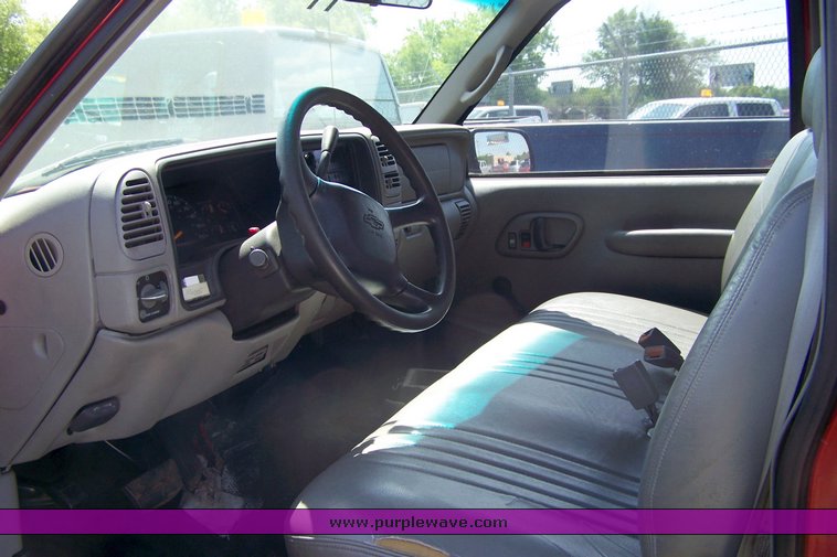 image for item 3855 1999 Chevrolet C2500 Suburban