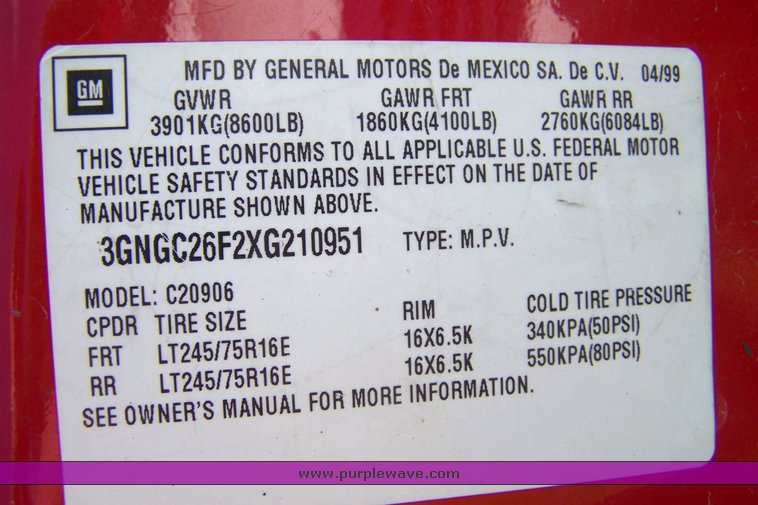 image for item 3855 1999 Chevrolet C2500 Suburban