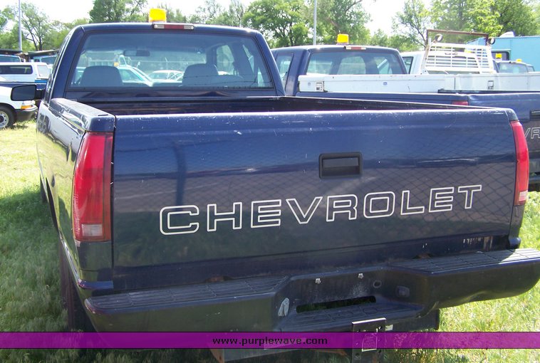 image for item 3856 2000 Chevrolet C2500 pickup truck