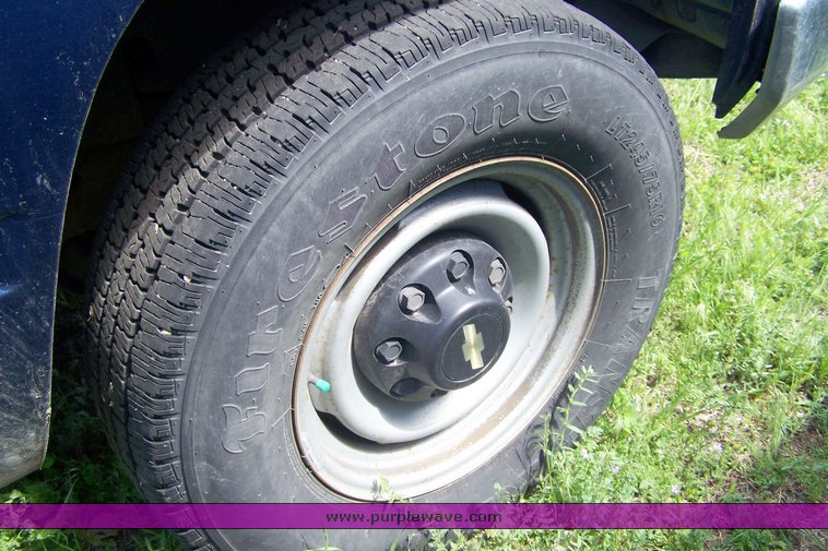 image for item 3856 2000 Chevrolet C2500 pickup truck