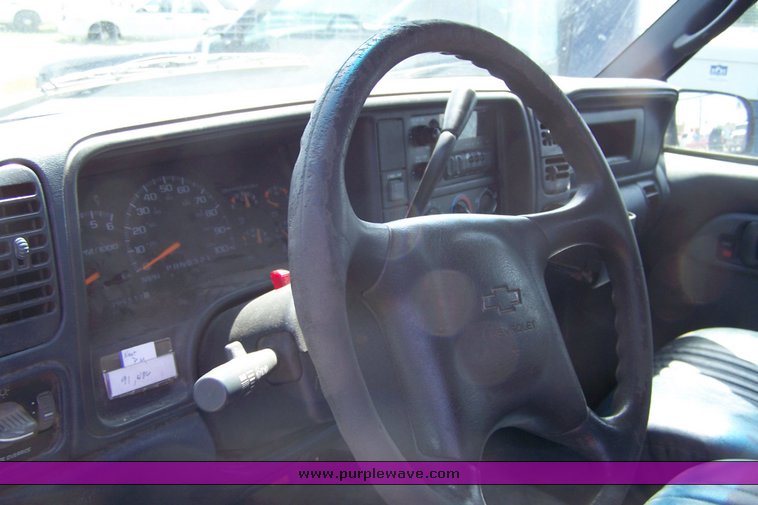 image for item 3856 2000 Chevrolet C2500 pickup truck