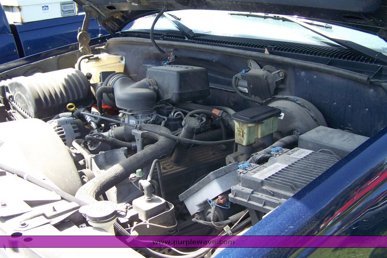 image for item 3856 2000 Chevrolet C2500 pickup truck