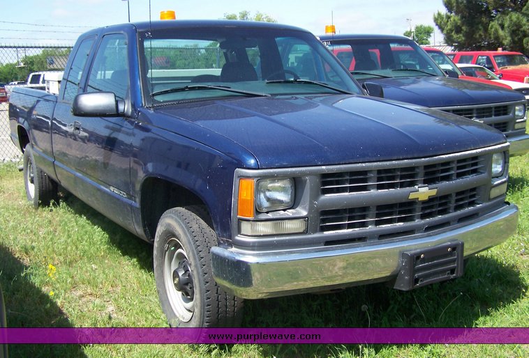 image for item 3857 2000 Chevrolet C2500 pickup truck