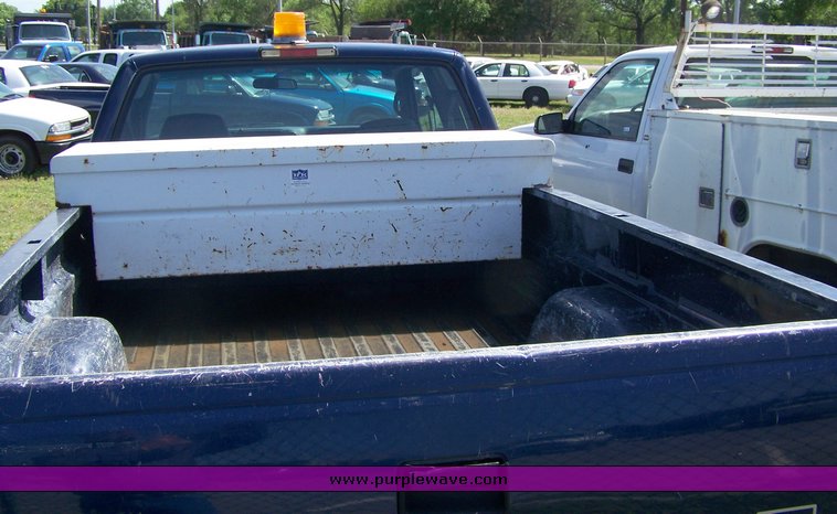 image for item 3857 2000 Chevrolet C2500 pickup truck