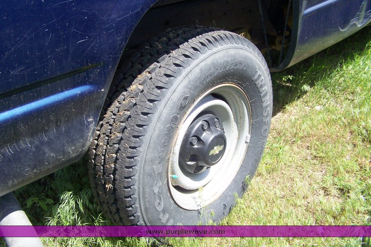 image for item 3859 2000 Chevrolet C2500 pickup truck