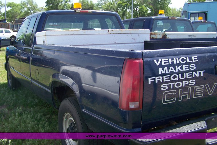image for item 3859 2000 Chevrolet C2500 pickup truck