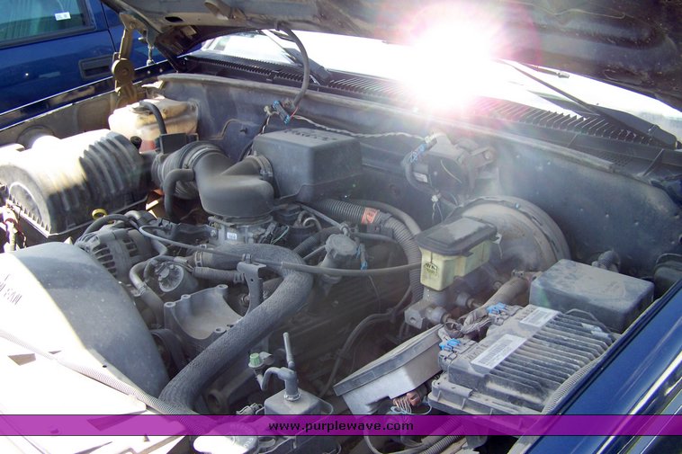 image for item 3859 2000 Chevrolet C2500 pickup truck