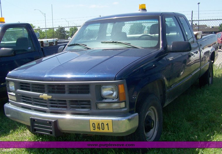 image for item 3860 2000 Chevrolet C3500 pickup truck