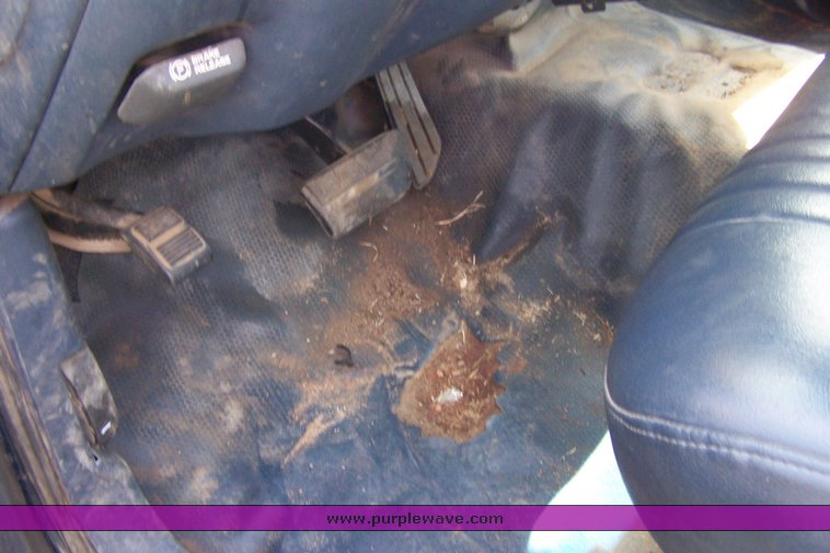 image for item 3860 2000 Chevrolet C3500 pickup truck