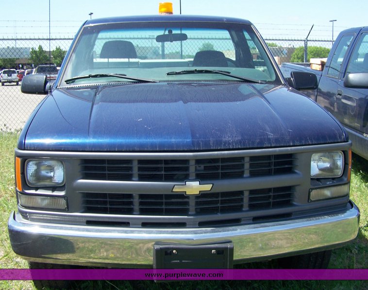 image for item 3861 2000 Chevrolet C2500 pickup truck