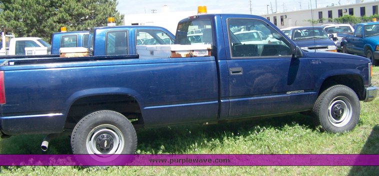 image for item 3861 2000 Chevrolet C2500 pickup truck