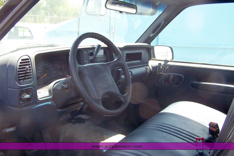 image for item 3861 2000 Chevrolet C2500 pickup truck