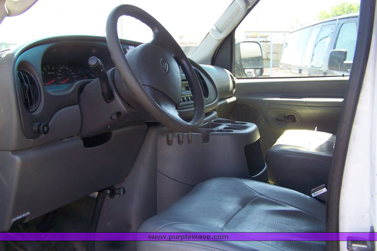 image for item 3886 2005 Ford Econoline E350 Super Duty