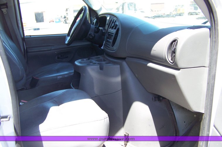 image for item 3886 2005 Ford Econoline E350 Super Duty