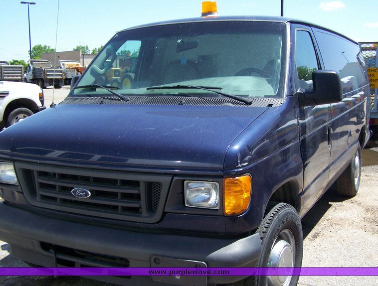 image for item 3887 2005 Ford Econoline E350 Super Duty
