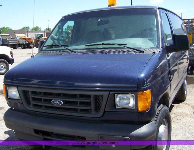 image for item 3887 2005 Ford Econoline E350 Super Duty