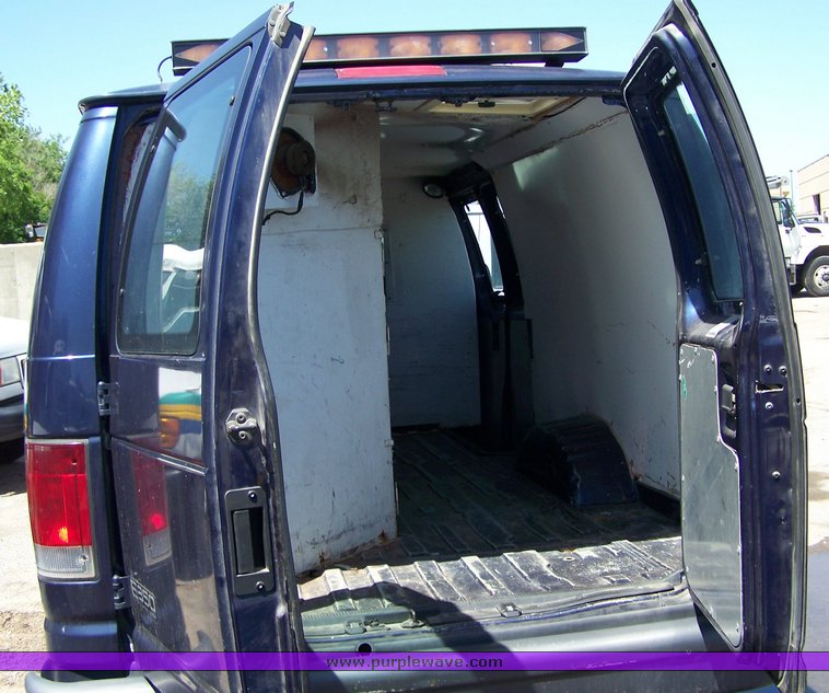 image for item 3887 2005 Ford Econoline E350 Super Duty