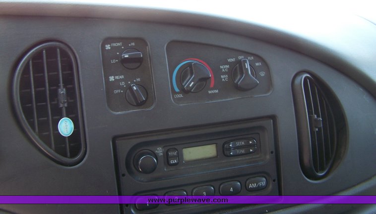 image for item 3887 2005 Ford Econoline E350 Super Duty