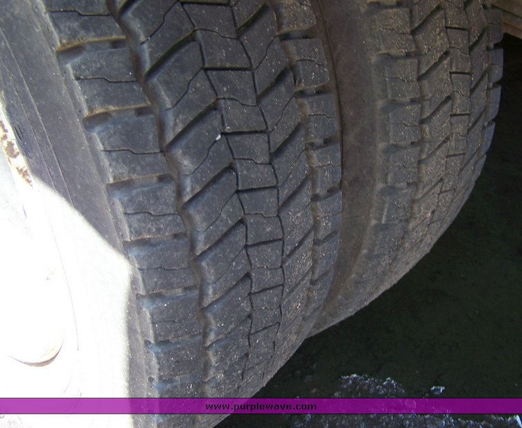 image for item 3888 2001 Isuzu NQR