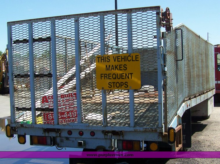 image for item 3888 2001 Isuzu NQR