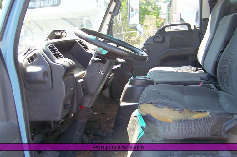 image for item 3888 2001 Isuzu NQR